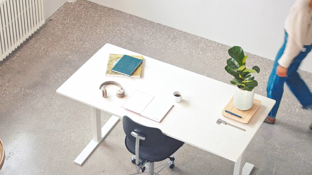 Skriveborde lavet af kasserede duge og sengetøj.